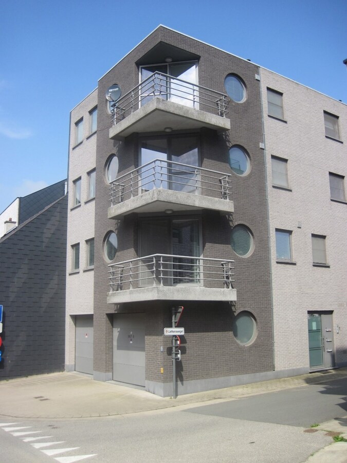 Lichtrijk appartement met ruim terras. Geen vaste kosten ! 