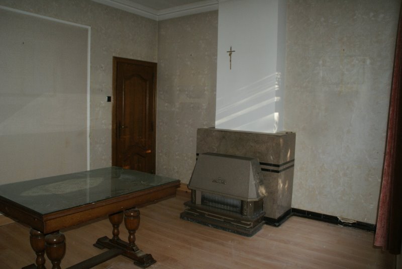 Centraal gelegen rijwoning stapvoets van het station te Roeselare 