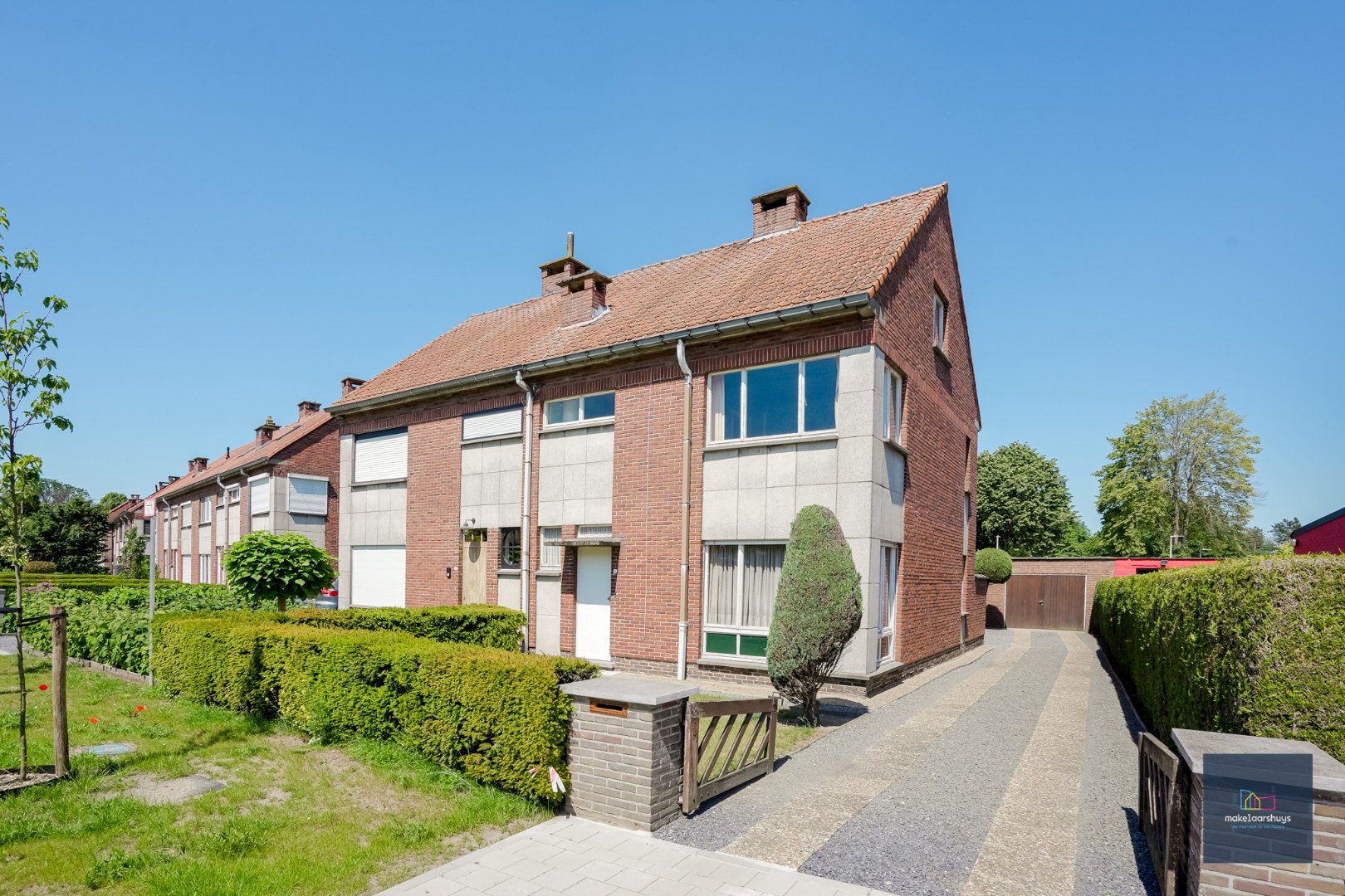 Te renoveren woning met garage en tuin 