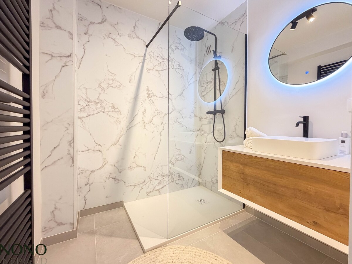 Fantastisch 2-slaapkamer appartement met staanplaats en terras pal in de Doorniksewijk !  *** NONO INSPIRED *** 