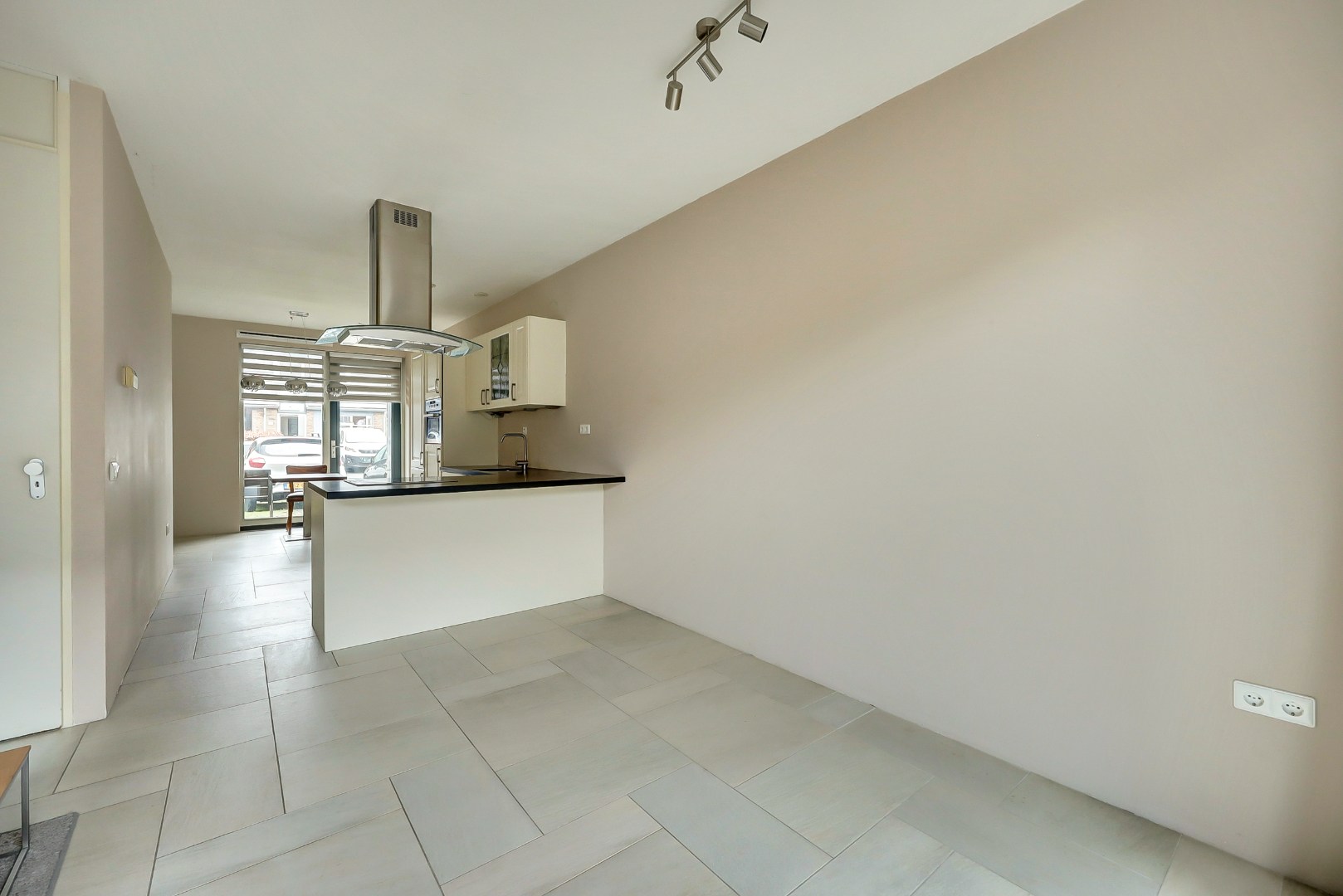 In de jonge woonwijk Nesselande in deelplan Haag en Park gelegen 5 kamer tussenwoning met houten berging en parkeerplaats op 131 m² eigen grond. 