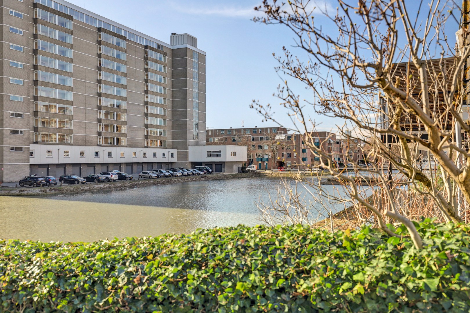 Luxe uitgevoerde 2- (voorheen 3) kamer appartement op de 3e etage met fraaie keuken, badkamer, balkon met uitzicht en gelegen op eigen grond. 
