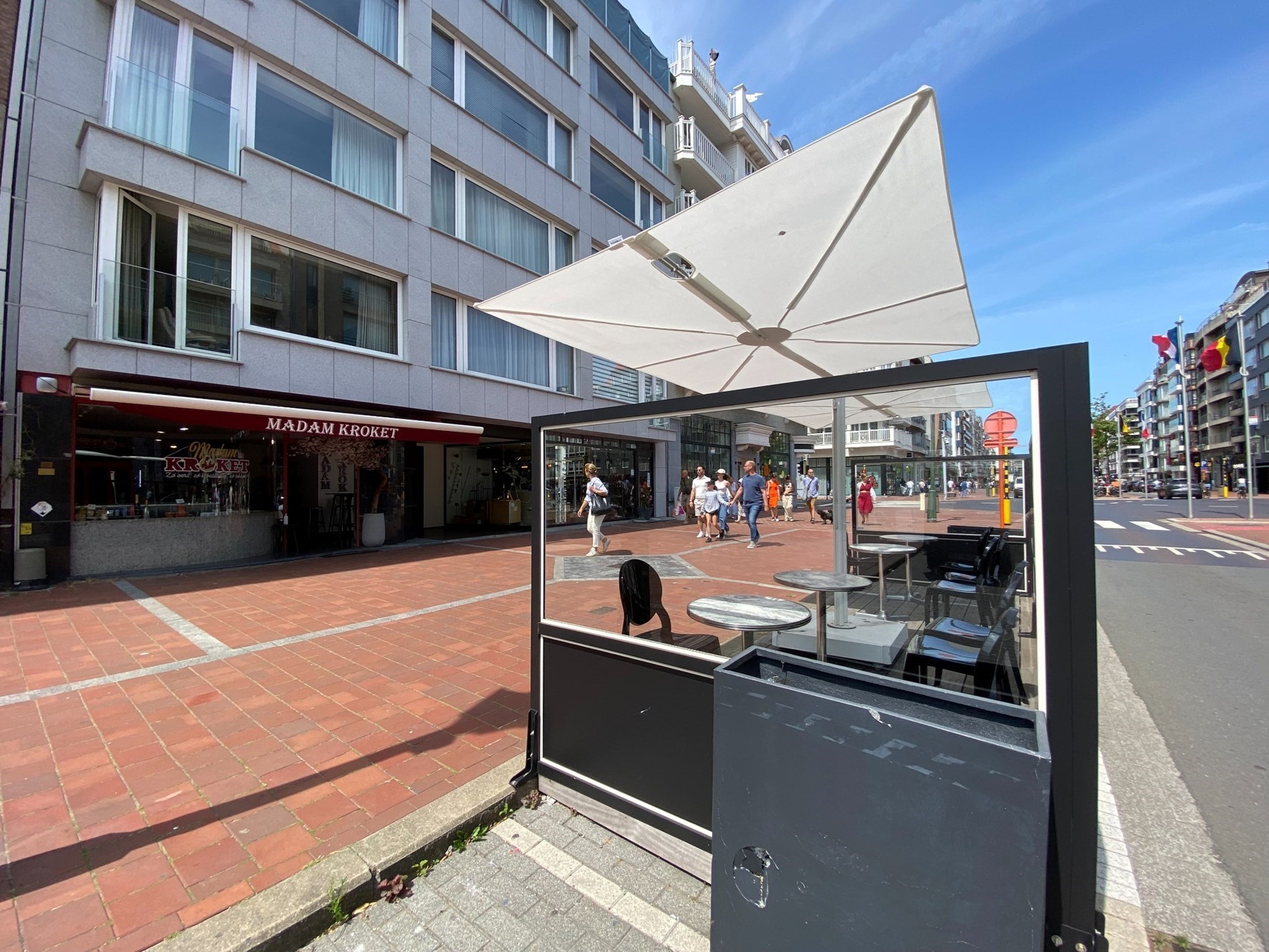 Rez-de-chaussée commercial loué, situé au centre de l'avenue Lippens, actuellement exploité comme traiteur (rendement de 5%). 