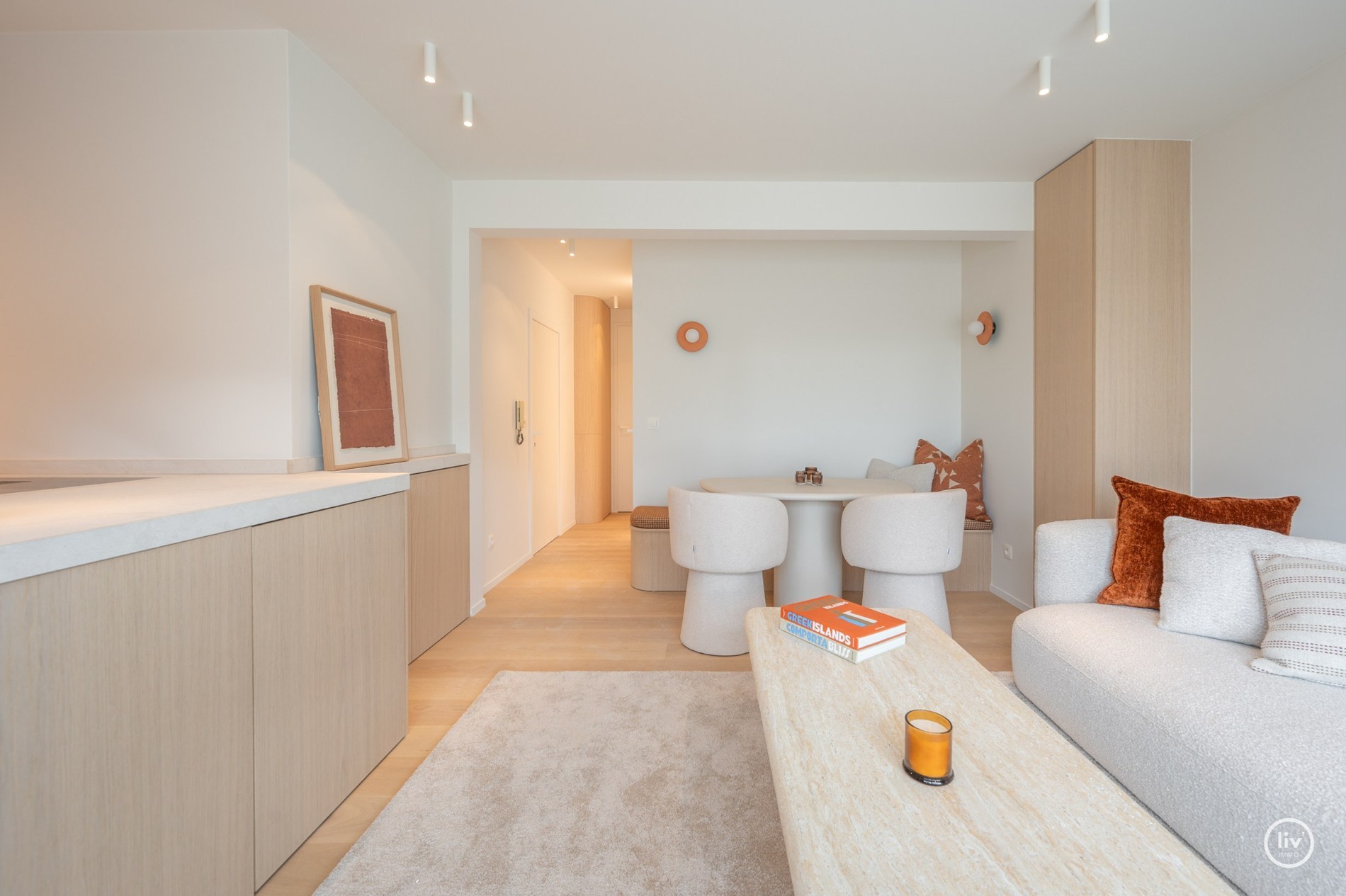 Gerenoveerd penthouse met 2 slaapkamers centraal gelegen op de August Dansestraat te Knokke. 
