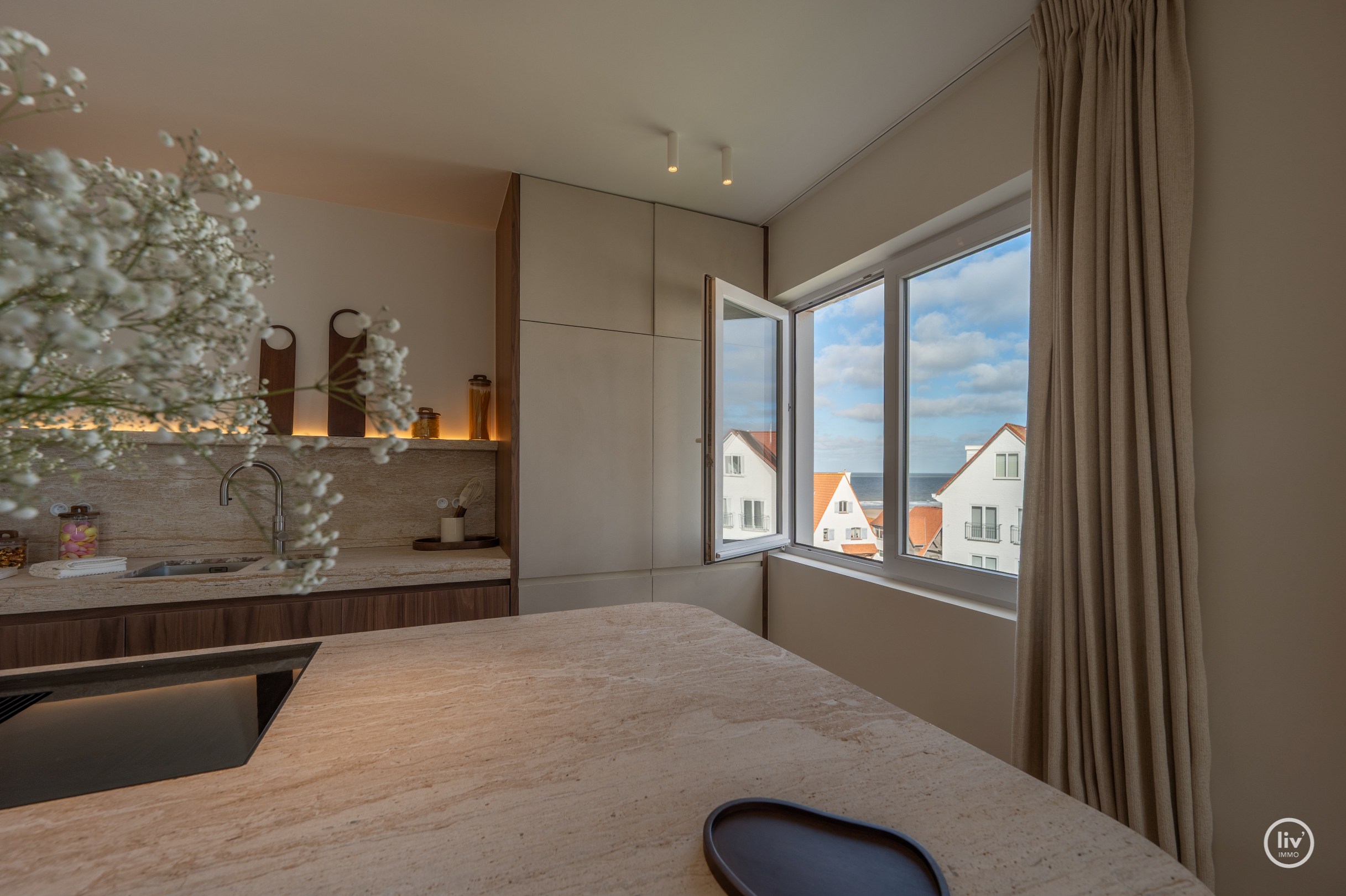 Zeer luxueus gerenoveerd 4 slaapkamer hoekappartement ideaal gelegen te Duinbergen genietend van zeezicht. 