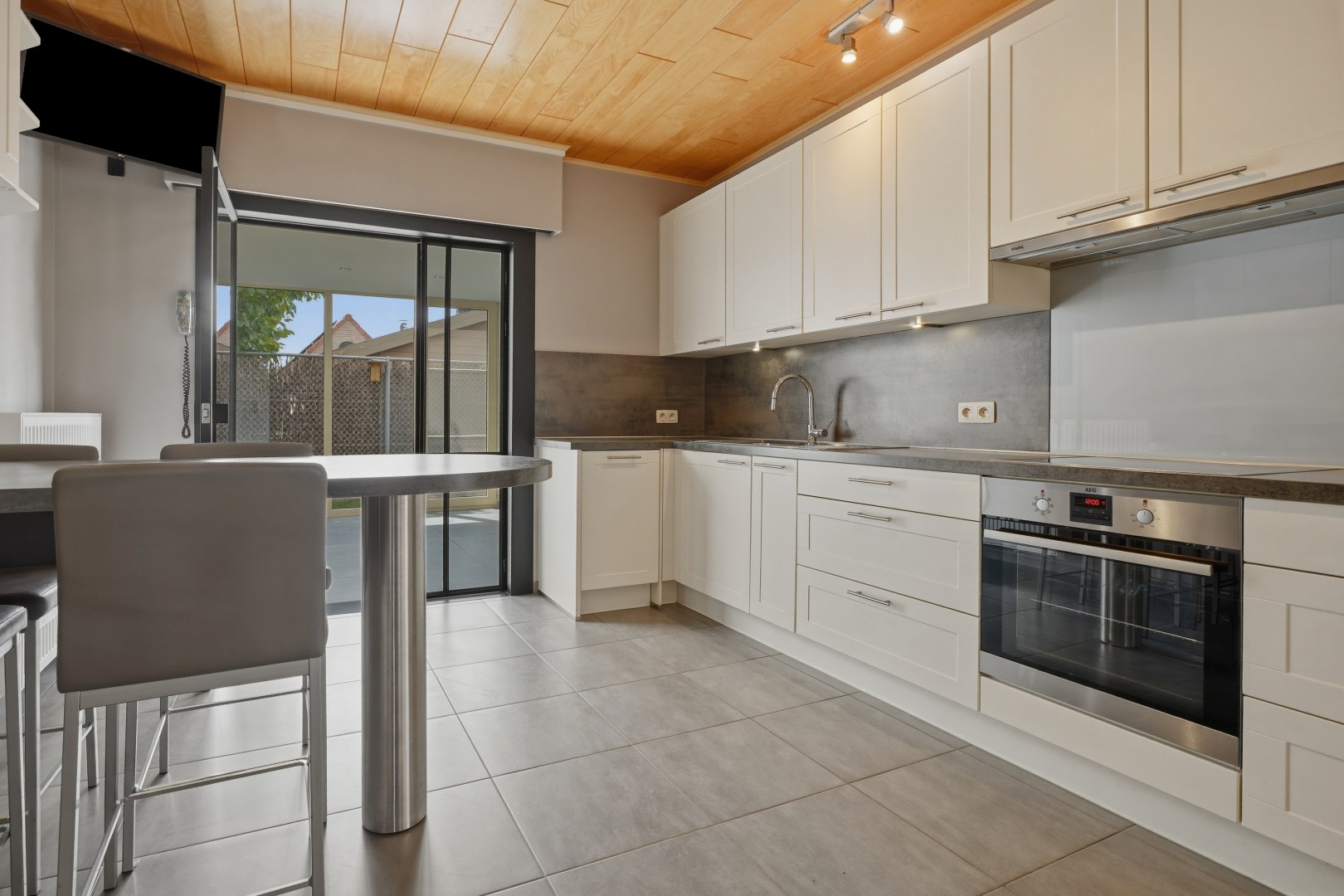 Rustig gelegen open bebouwing (type bungalow / gelijkvloerswoning) met 3 slaapkamers en prachtige tuin te Diksmuide. 