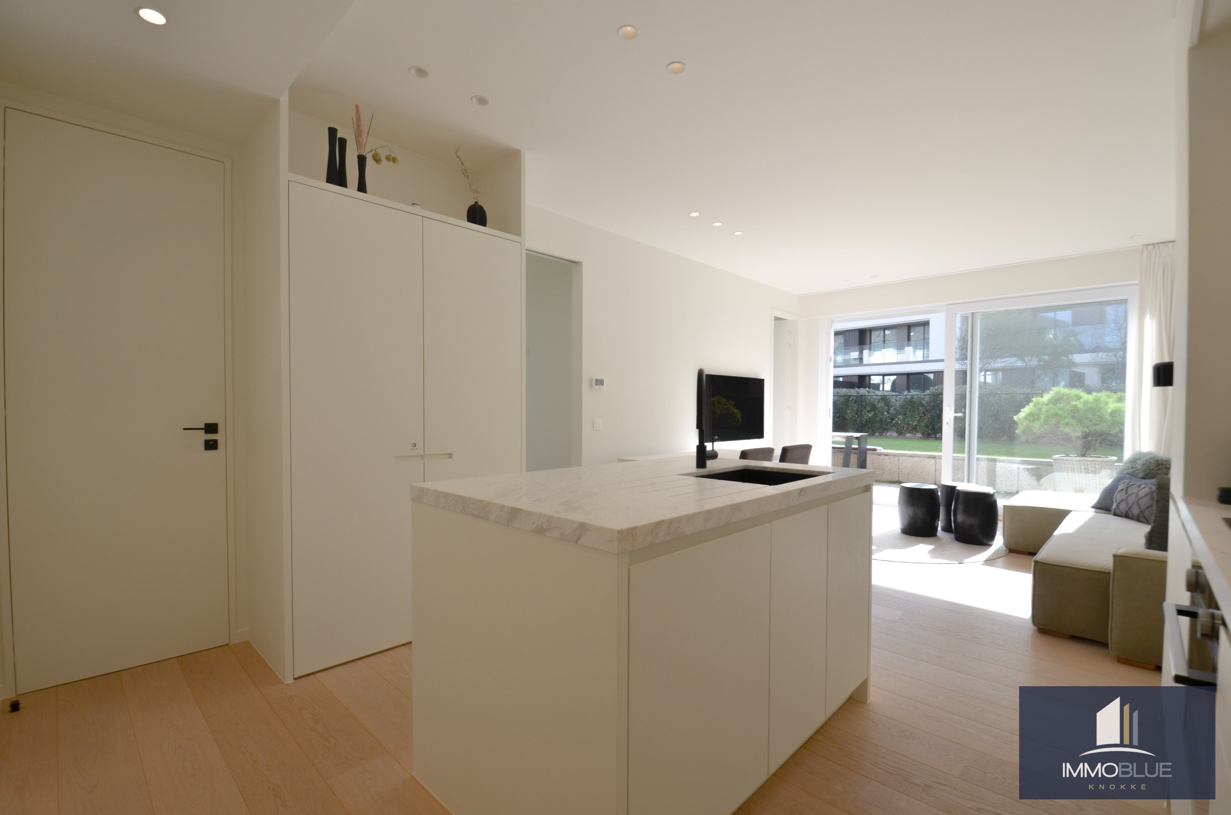 Volledig gerenoveerd hoek-appartement met een ruim zuid gericht terras gelegen aan de Zeedijk in het Zoute. 