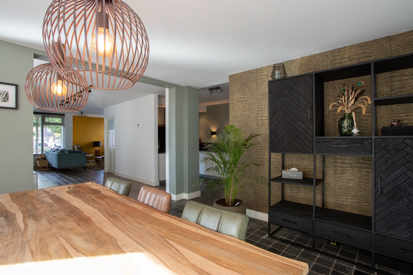 Vrijstaande woning met carport en garage gelegen op een perceel van 437 m2. 