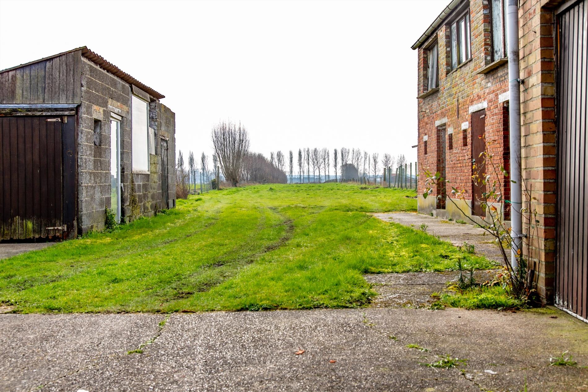 Te renoveren / herop te bouwen woning op 4.543 m² landelijk gelegen te Moerkerke 
