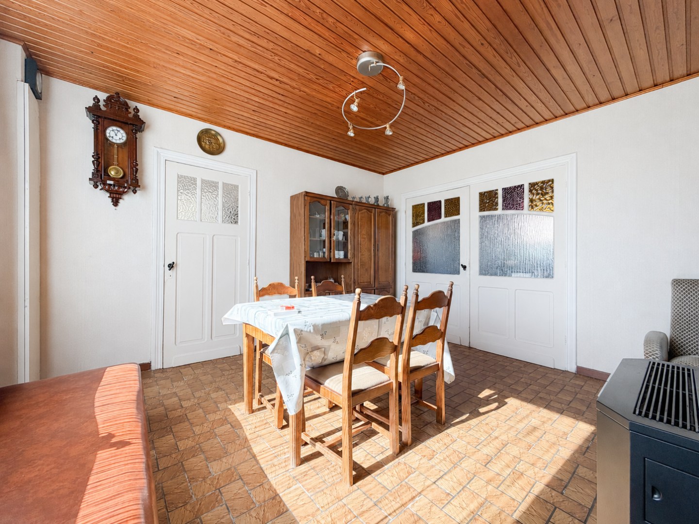 Landelijke hoeve-woning op ruim perceel, met weide en stallingen. 