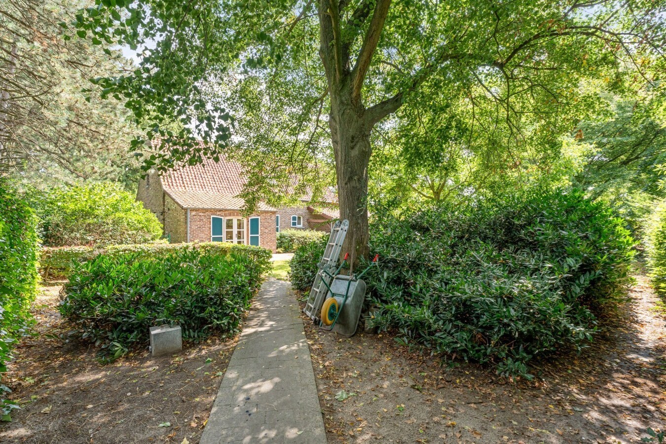 Ruim, karaktervol landhuis met parkachtige tuin op perceel van 16a29ca. 