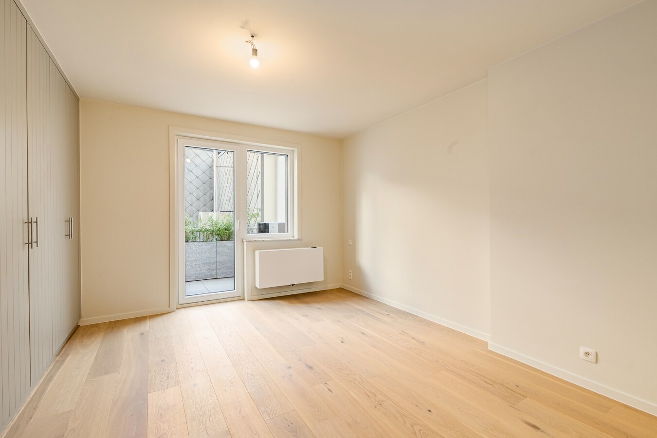 Totaal gerenoveerd appartement met open zicht en uitzonderlijke terrassen op topligging in Heist. 
