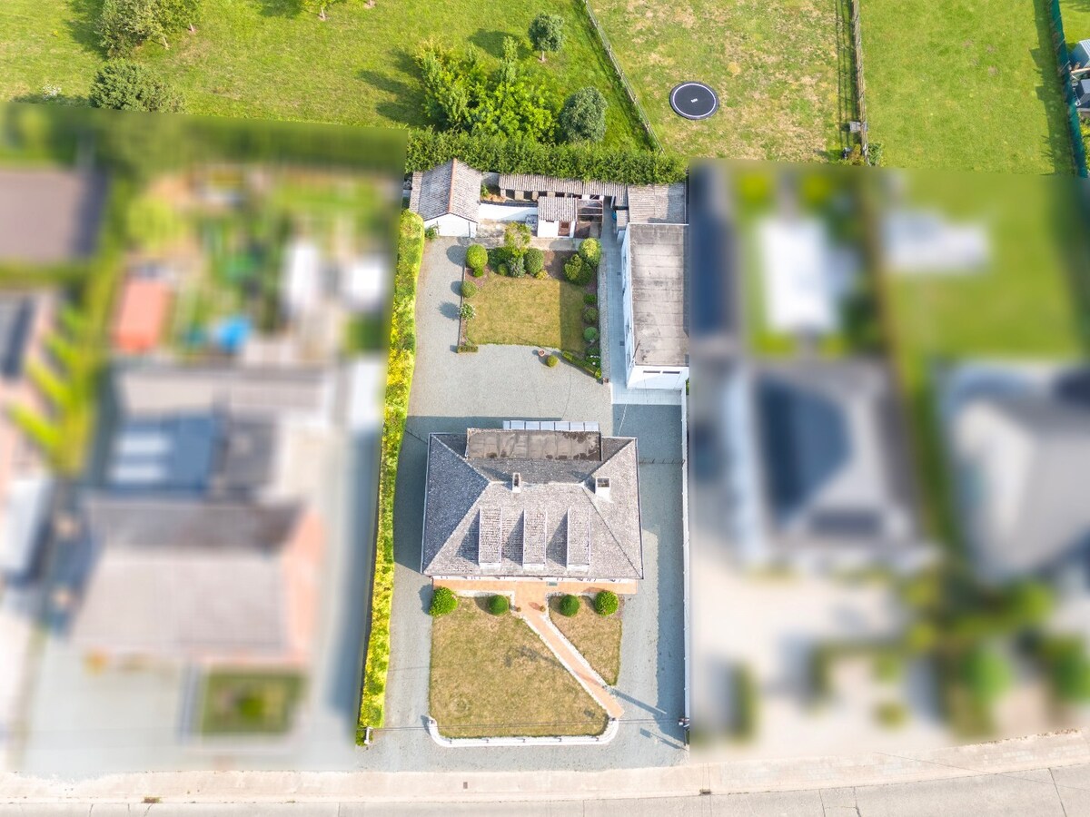Karaktervolle woning met grote garage nabij centrum St.-Lievens-Houtem 
