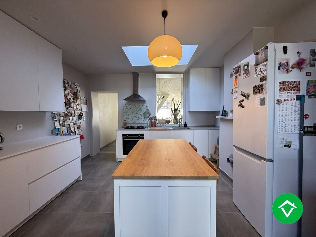 Centraal gelegen woning met 3 slaapkamers en aangename tuin te Roeselare! 