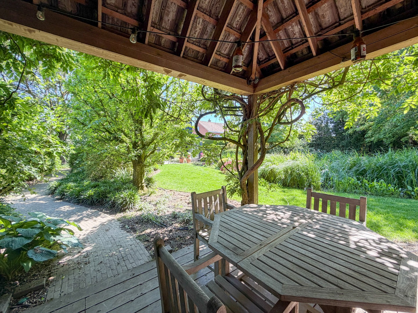 Ruime villa met prachtige tuin en hoogwaardige afwerking, perceel van 1891 m², rustig gelegen te Torhout 