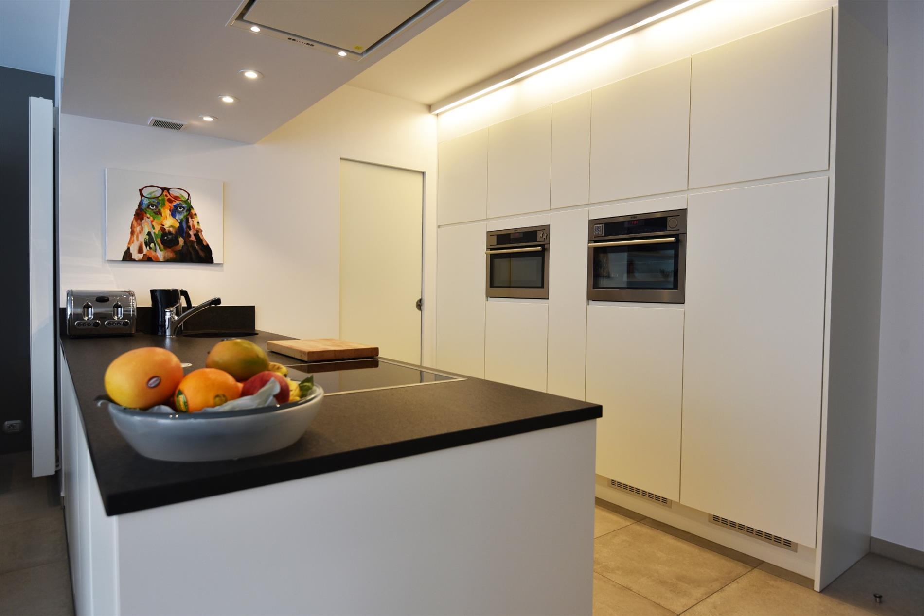 Recent en stijlvol app. met 2 slpks, kelders &amp; terras te Heist 