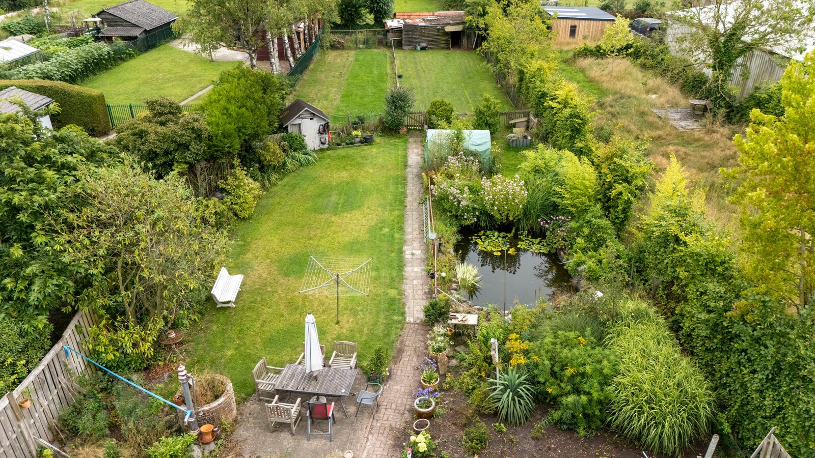 Ruime vrijstaande woning gelegen op een groot perceel nabij de Nederlandse grens. 