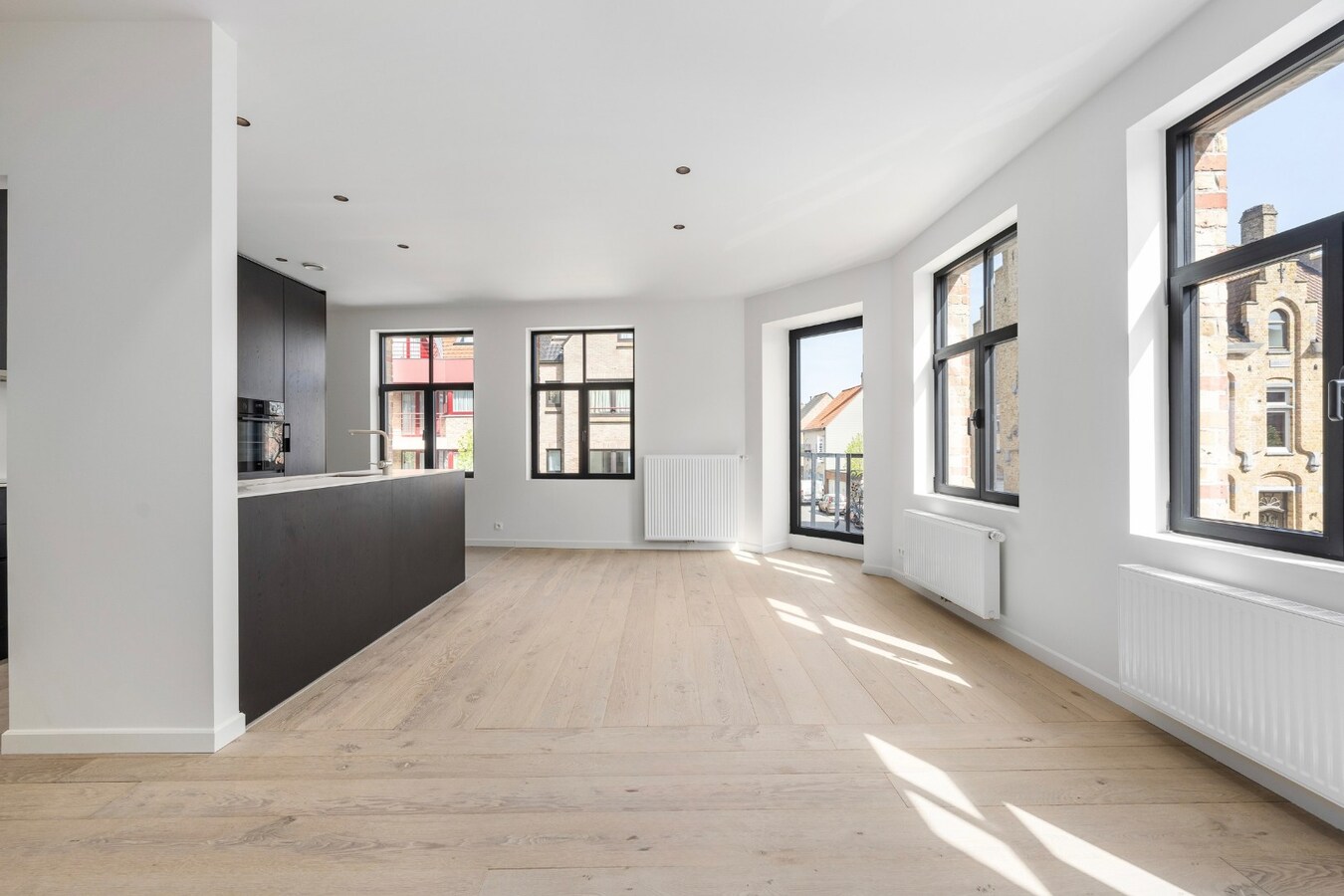 Luxueuze totaalrenovatie | ruim 2 slaapkamer appartement met terras 