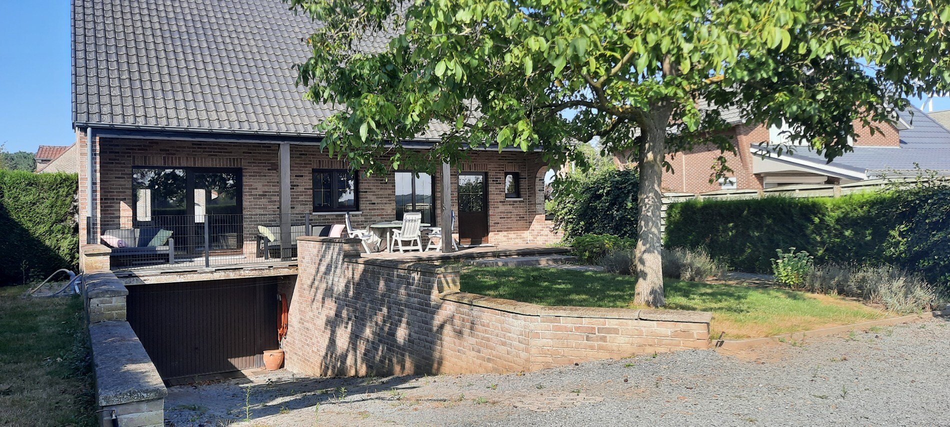 Verzorgde gezinswoning gelegen in een rustige omgeving op een perceel van 10a, met 3 slaapkamers en fraaie tuin. 