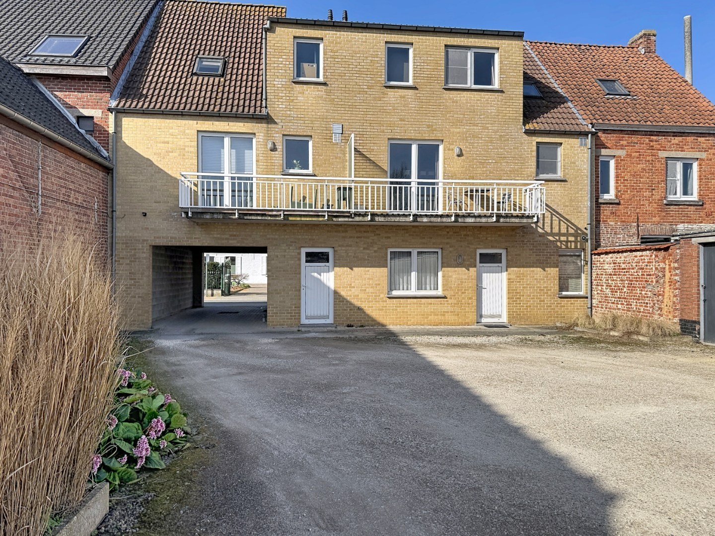 Handelspand/praktijkruimte gelegen in de dorpskern van Merendree 