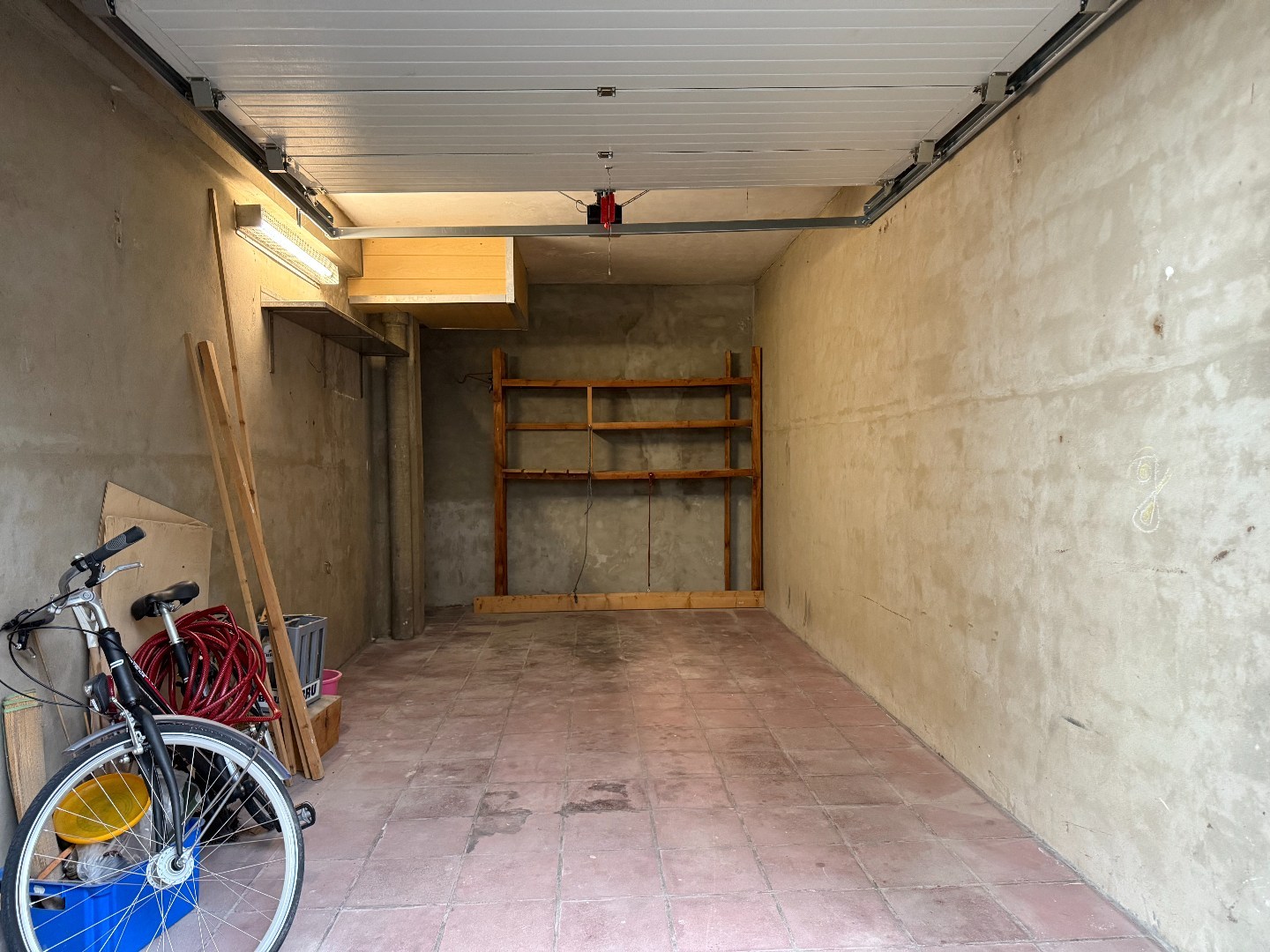 GARAGEBOX MET VOORLIGGENDE PARKEERPLAATS 