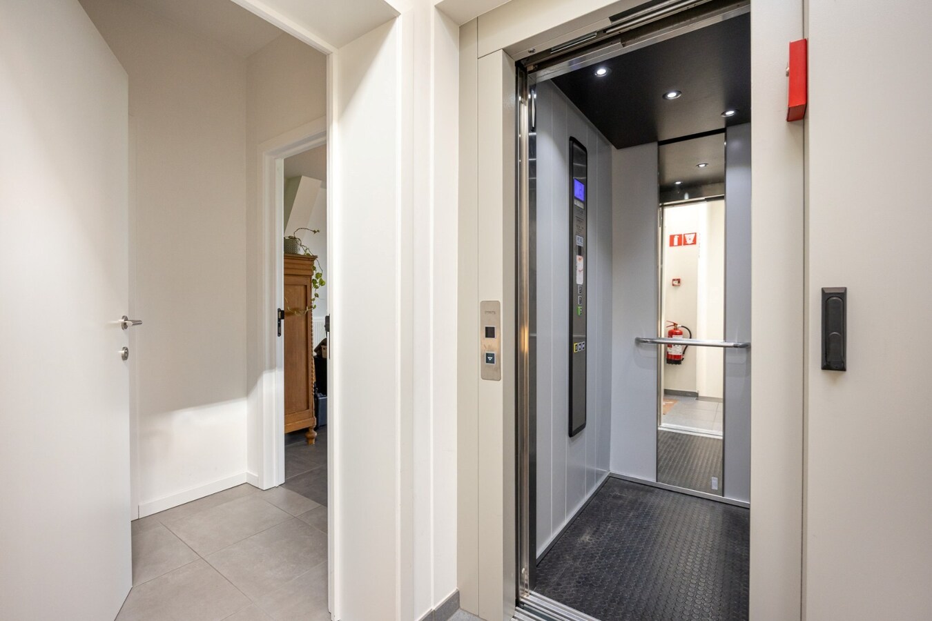 Prachtig, energiezuinig dak appartement met 3 slaapkamers, terras en carport 