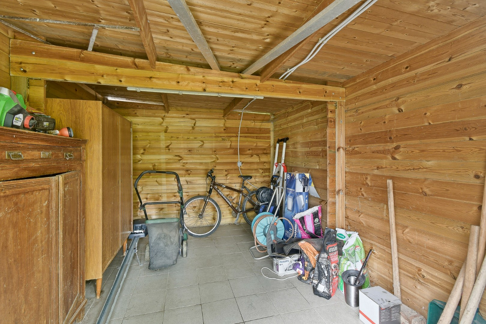 Instapklare alleenstaande woning met 4 slaapkamers op rustige ligging in Koekelare 