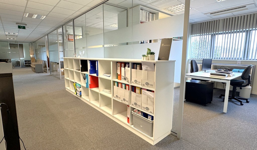 Ingedeelde kantoorruimte met parking te huur in Sint-Martens-Latem