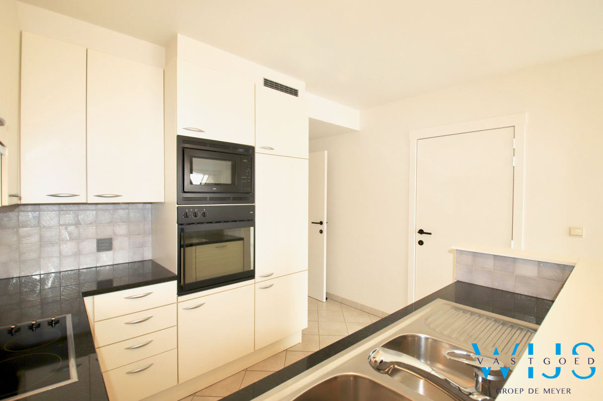 Instapklaar 3 slaapkamerappartement met garage in hartje Assenede ! 