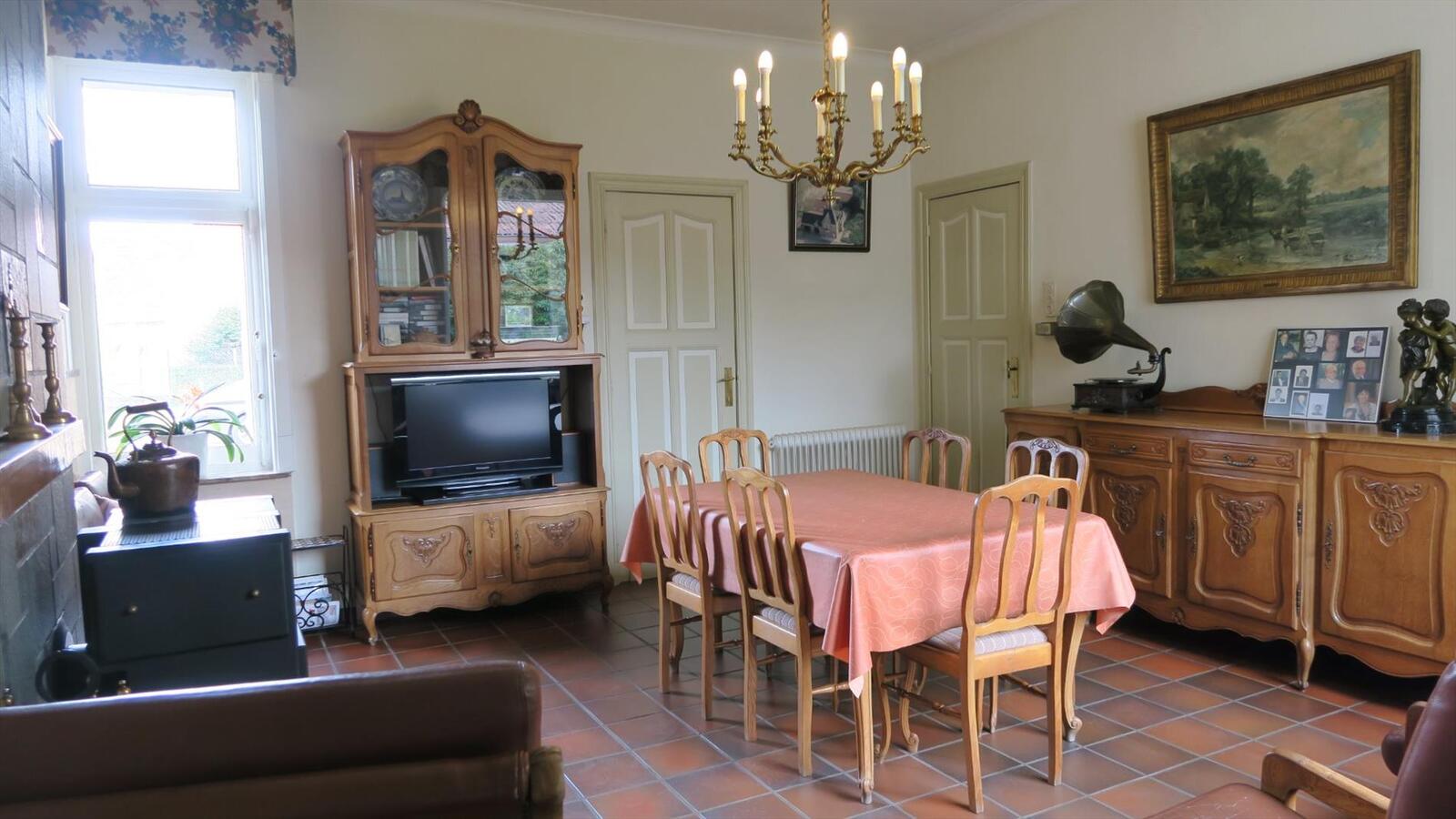 Karaktervolle woning met ruime loodsen 