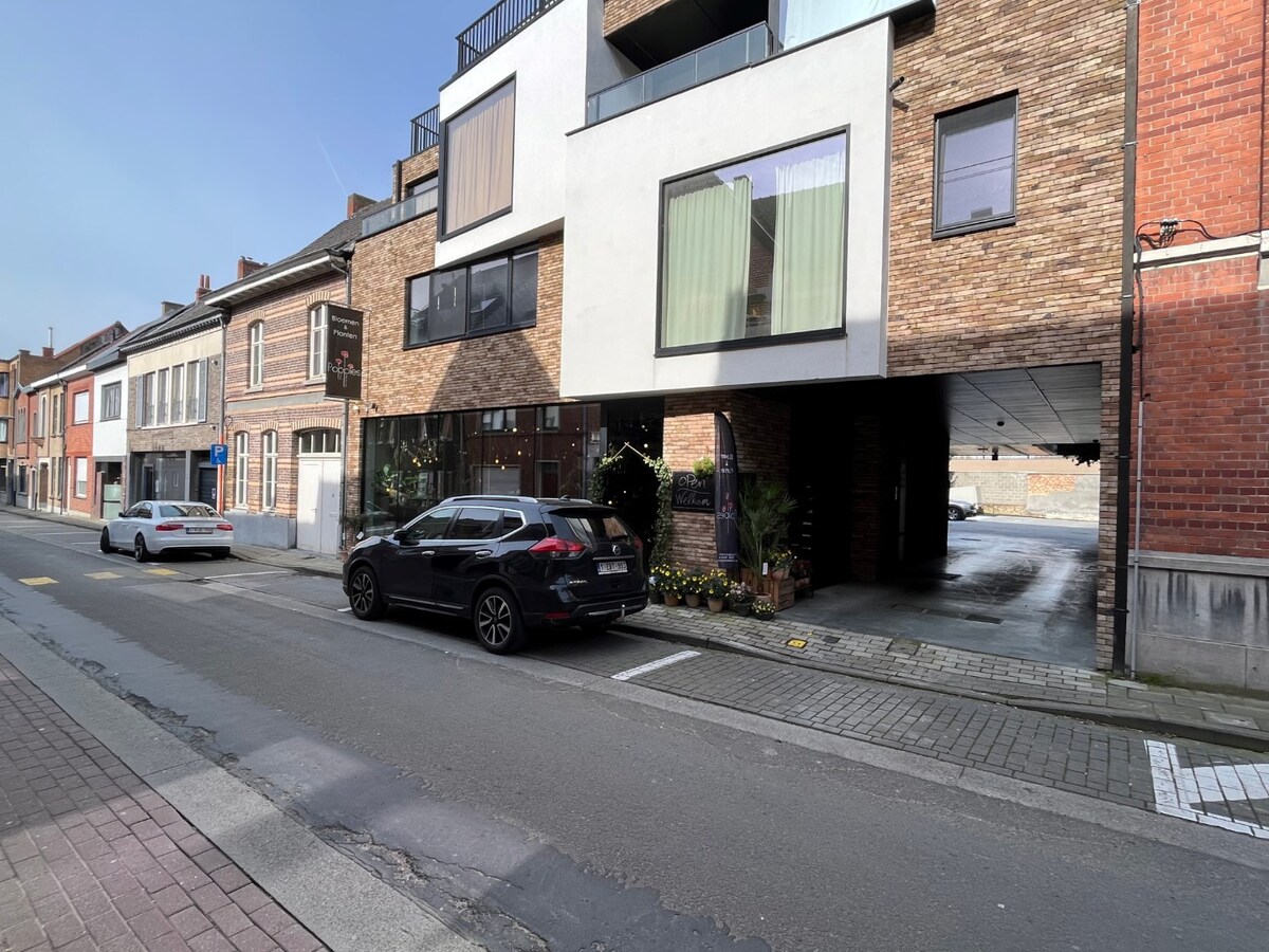 Gelijkvloers handelspand (winkel of kantoor). 