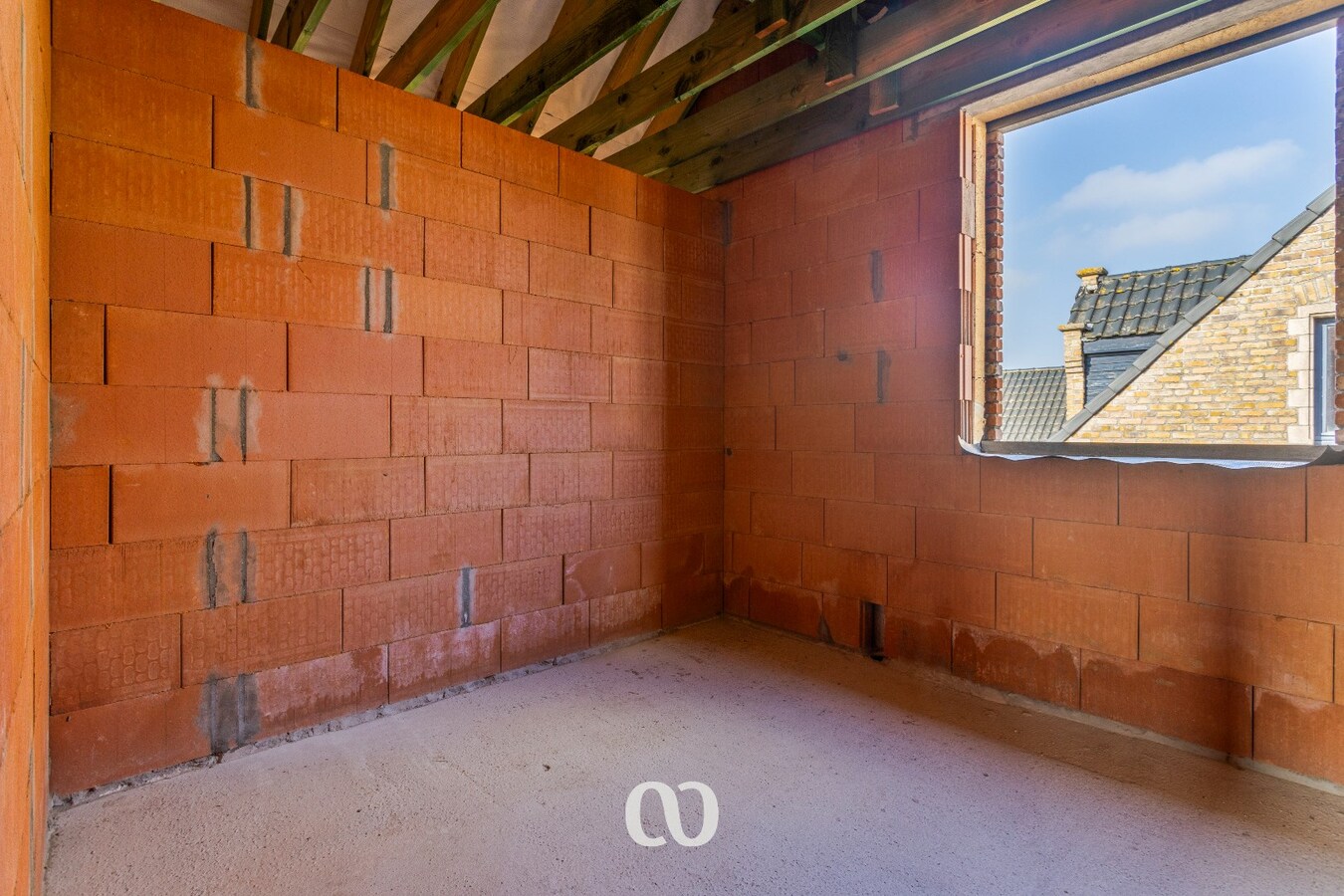 Zeer ruime ruwbouw woning op uitstekende locatie 