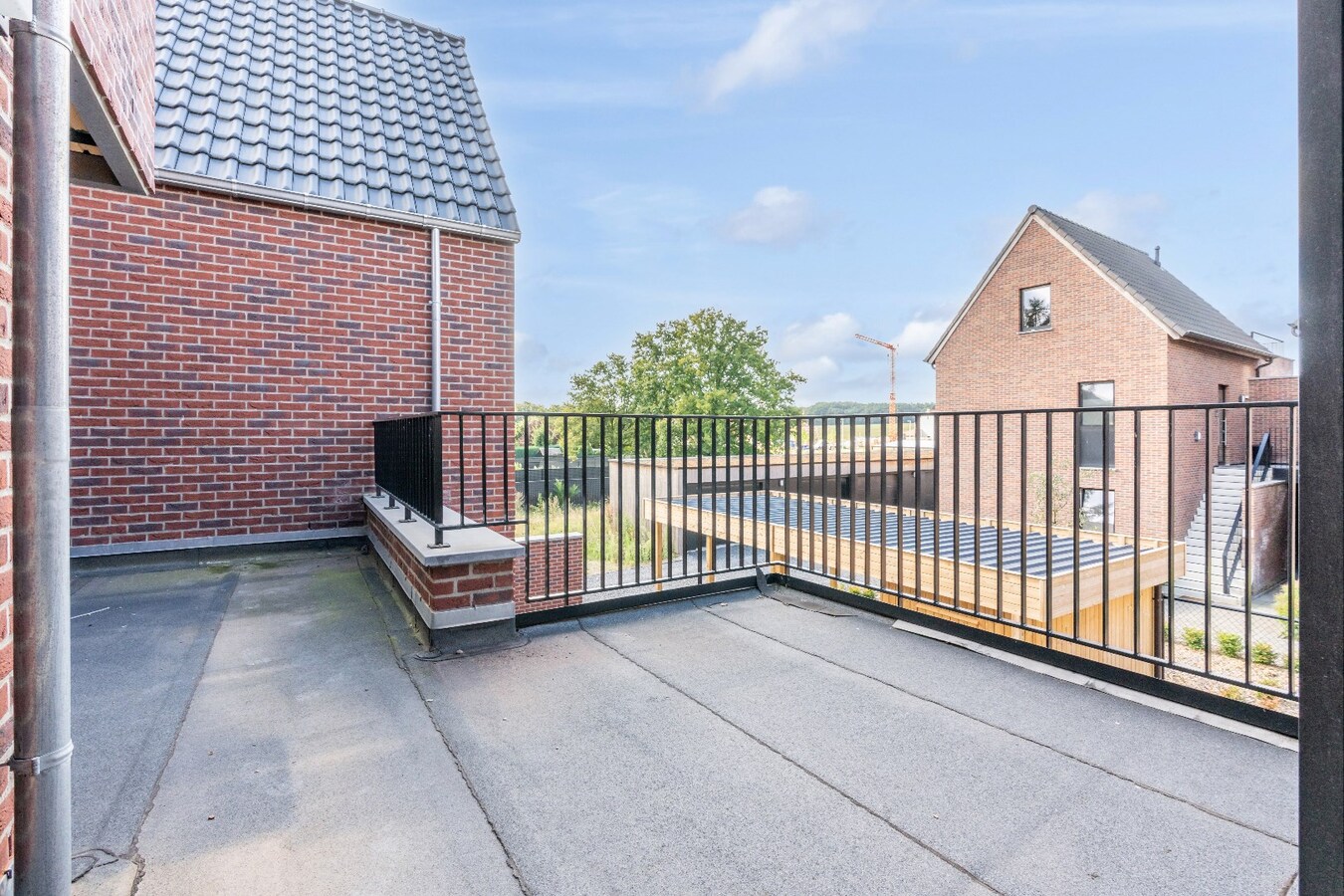 Appartement met twee slaapkamers, ruim terras en garage. 