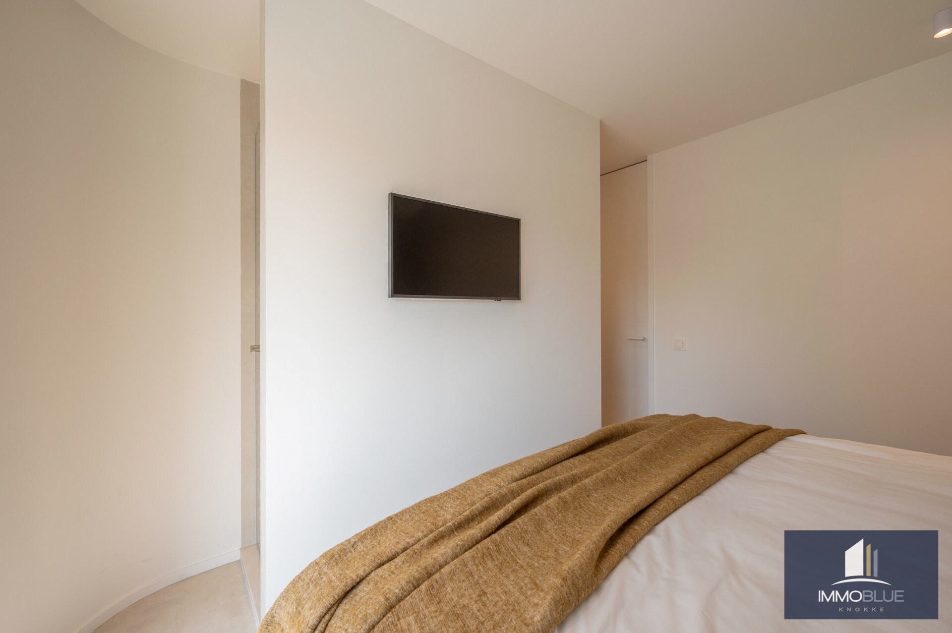 Stijlvol volledig gerenoveerd drie-slaapkamer appartement op toplocatie nabij het Lichttorenplein. 