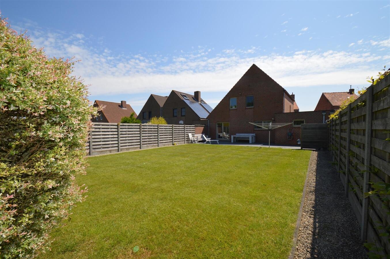 Gezinswoning met grote tuin, oprit &amp; garage - Ramskapelle 