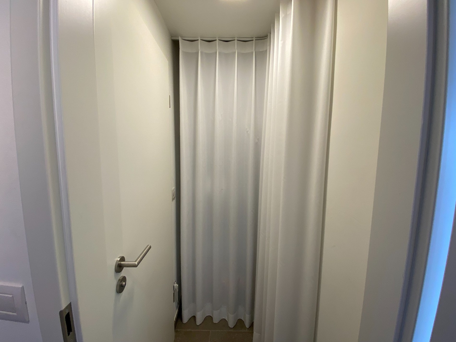 Appartement en duplex avec 3 chambres à coucher complètes et deux grandes terrasses ensoleillées offrant une vue dégagée, situé du côté ensoleillé de l'avenue Lippens. 