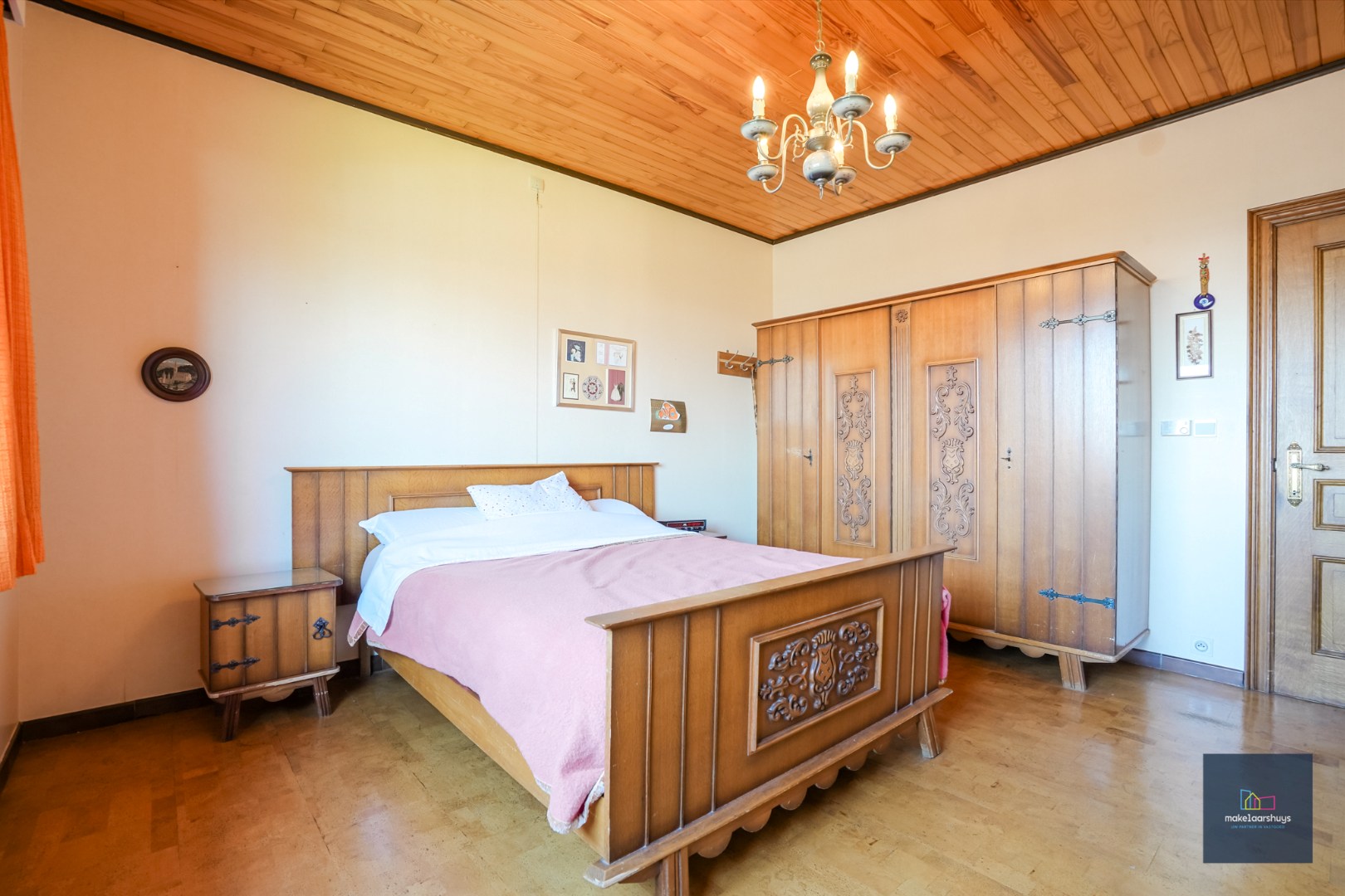 Ruime bungalow met garage op 1980m² grond 