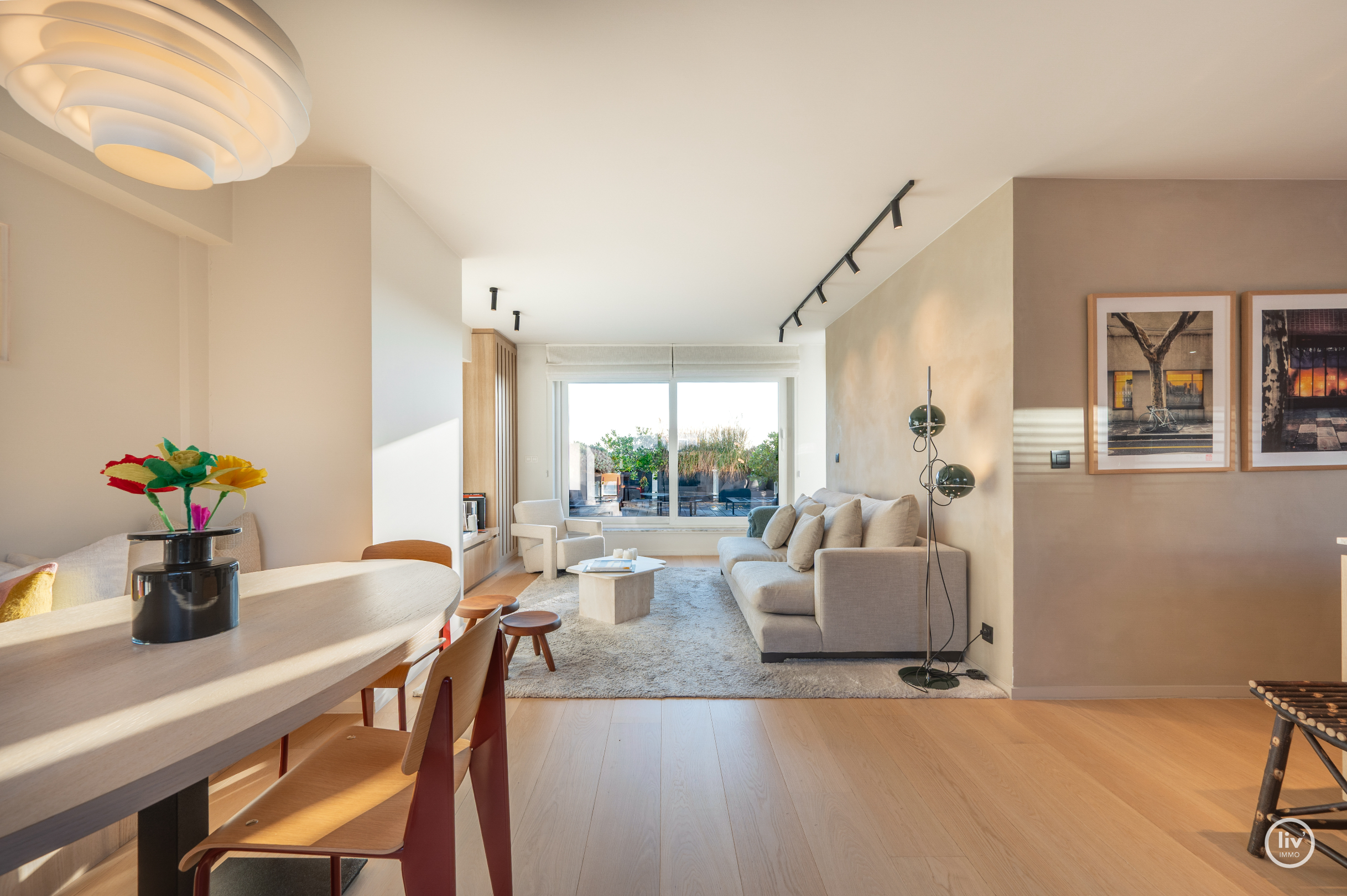 Voici la traduction en français :Appartement lumineux et également en penthouse, idéalement situé entre le Zoute et le centre commercial (possibilité d'acquérir une place de garage à proximité de l'ap 