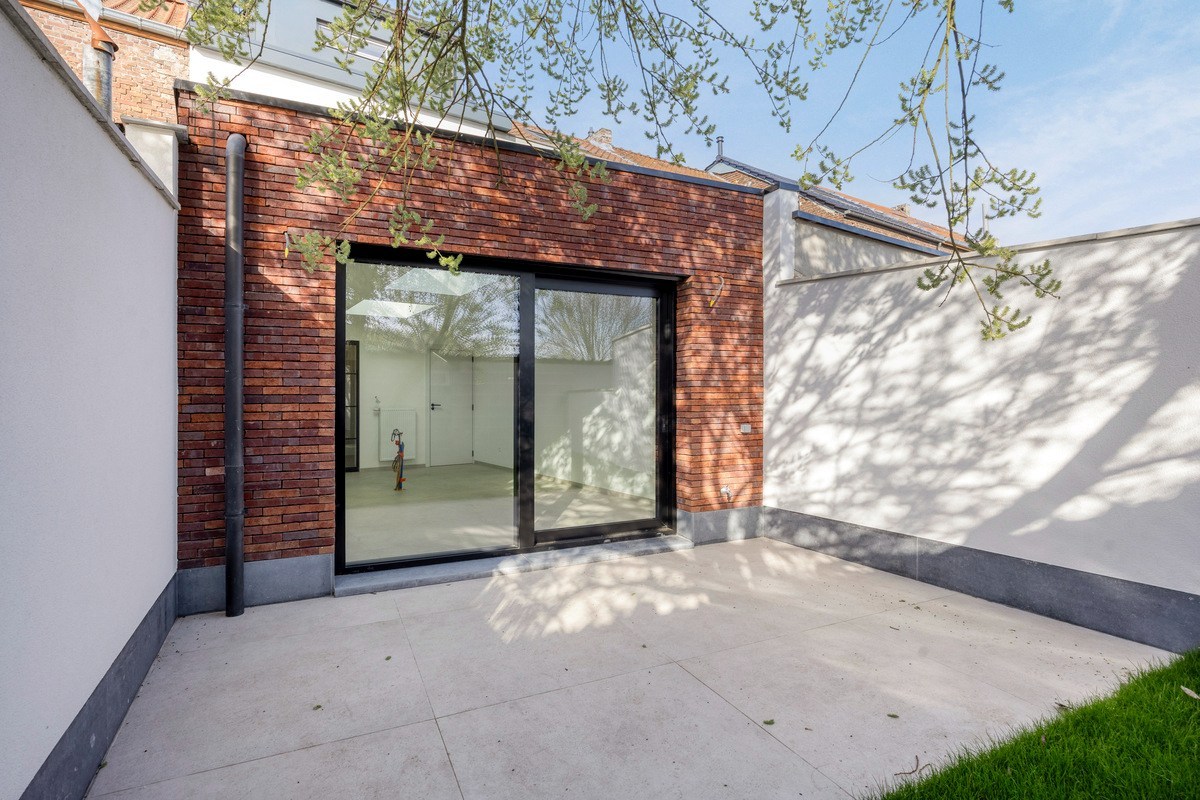 Volledig gerenoveerde woning met 3 slaapkamers, badkamers en tuin in Tienen! – EPC A - bewoonbare opp. 130 m² 
