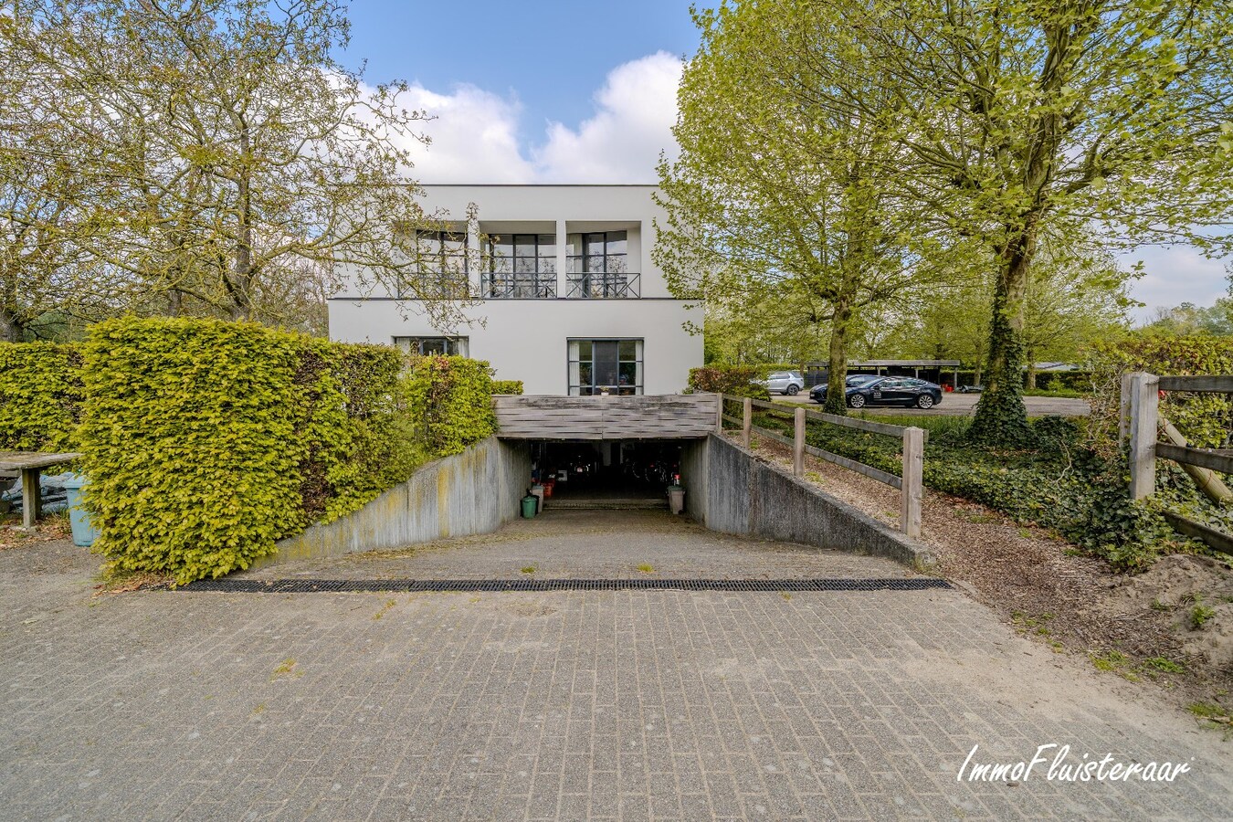Exclusieve villa met professionele hippische accommodatie op ca. 14,5 ha (mogelijkheid tot aankoop extra gronden) te Astene (Deinze) 