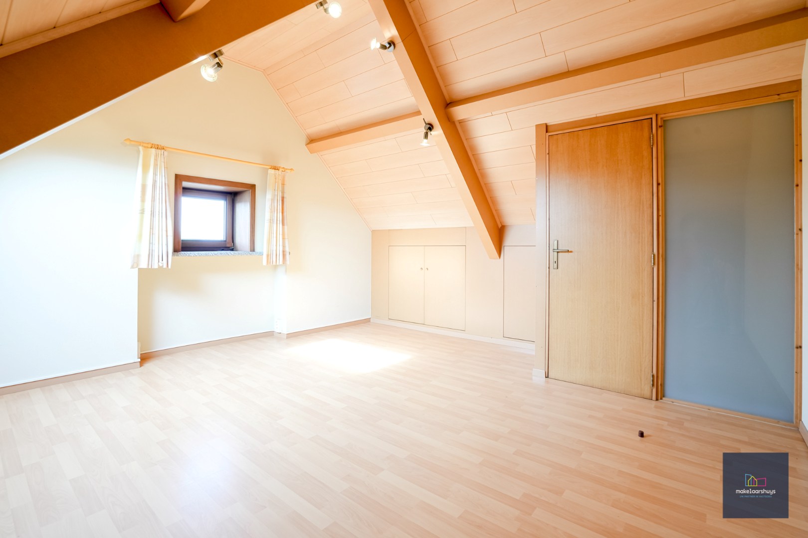 Ruime  halfopen bebouwing  met  zonnige tuin, terras en garage in Waarschoot 