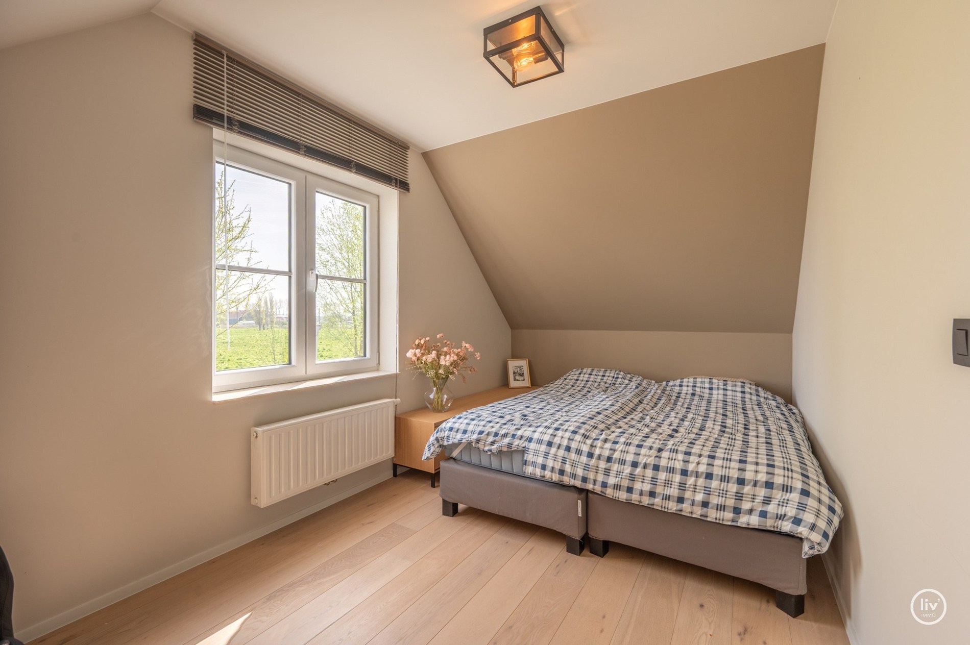 Prachtige halfopen woning met 5 slaapkamers en mooie tuin gelegen in Knokke. 