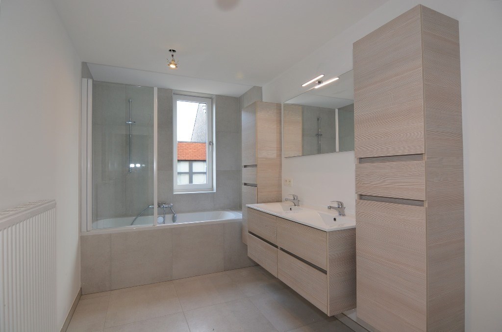 Moderne appartementswoning met 3 slpk, dubbele garage en terras. 