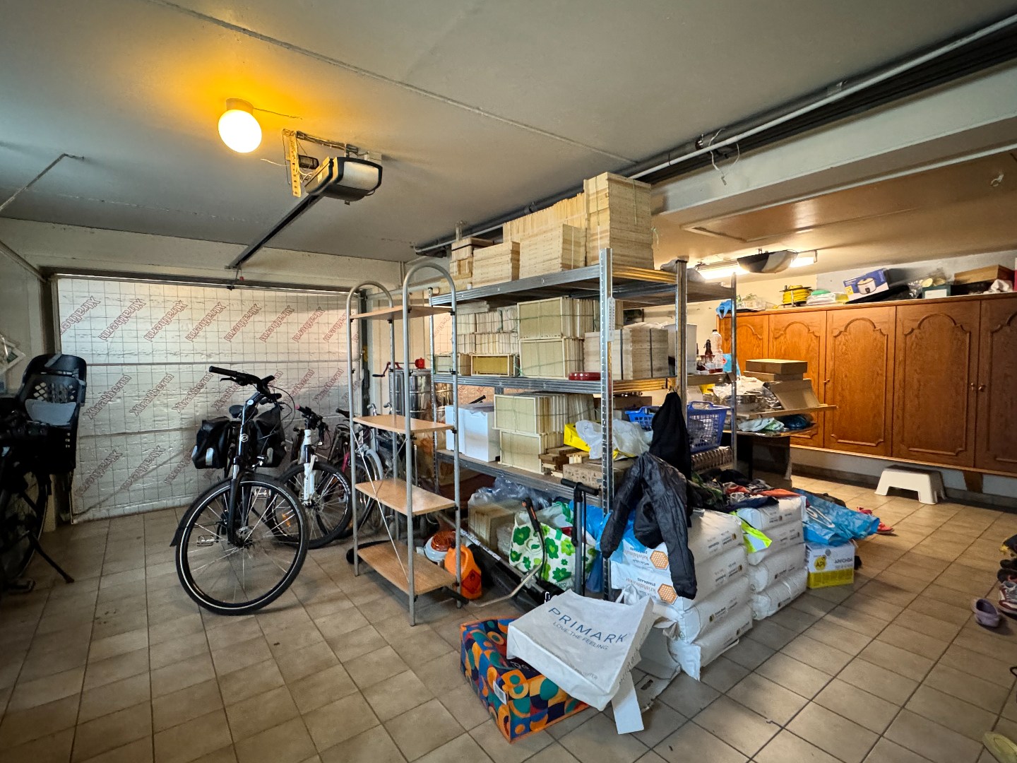 Ruime woning met loods en landbouwgrond op groene locatie nabij Waregem. 