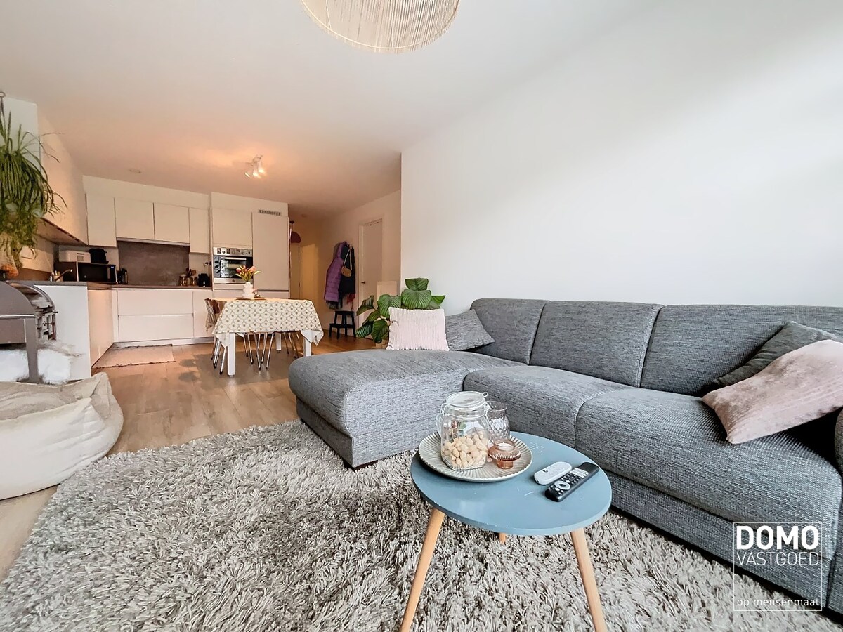 GELIJKVLOERS 1 SLAAPKAMER APPARTEMENT MET TUIN TE KERMT 