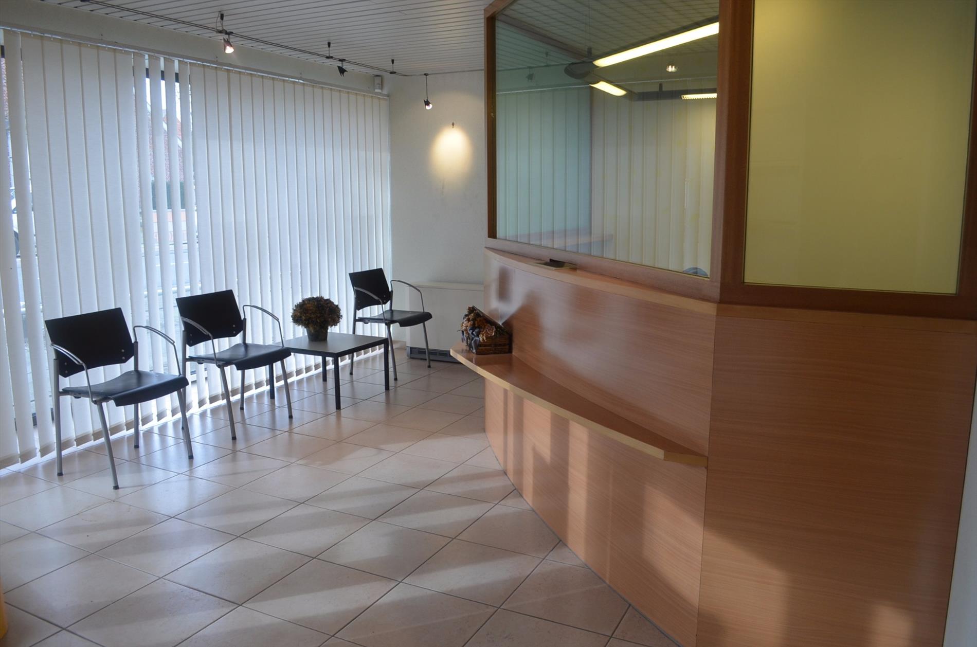 Handelspand met parkeer-gelegenheid te centrum Lembeke 