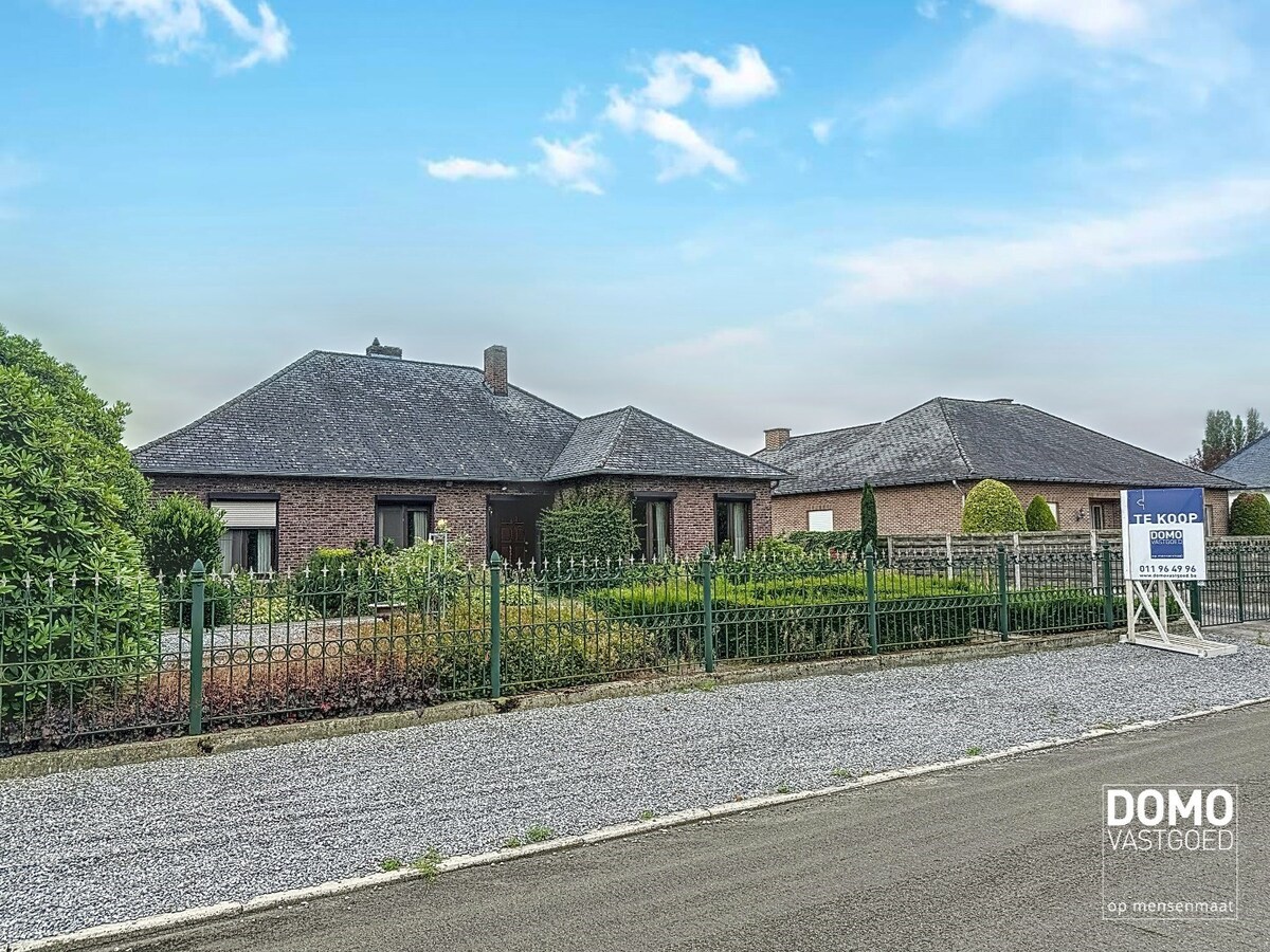 RUIME GELIJKVLOERSE WONING OPEN BEBOUWING GELEGEN OP EEN PERCEEL VAN 12a77ca TE KERMT 