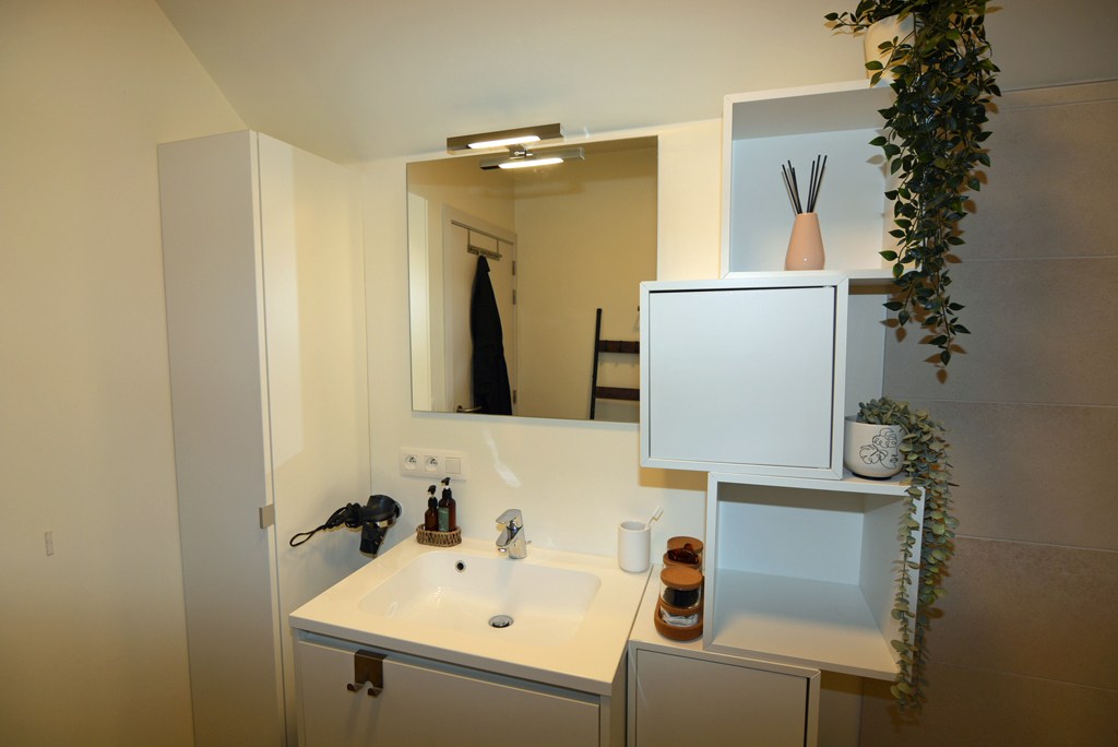 Energiezuinig duplex-appartement met 2 slpk, terras en carport met berging. 