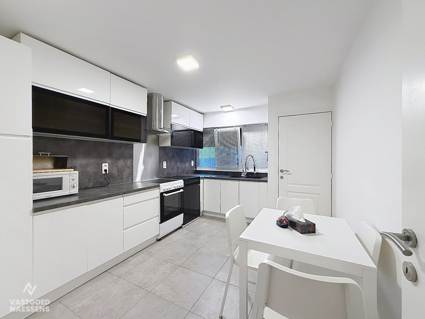 RUIME BUNGALOW MET TUIN EN GARAGE 