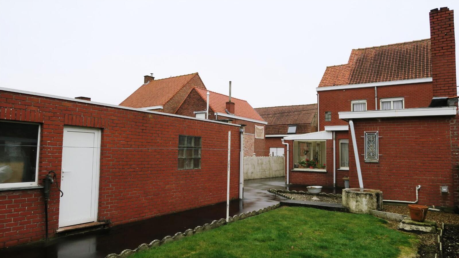 Degelijke halfopen woning met ruime vrijstaande garage 
